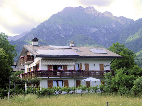 Il bed & breakfast Stella Alpina è dotato di pannelli solari per il riscaldamento dell'acqua, così come previsto per lo standard di certificazione delle strutture del Parco delle Dolomiti, di cui facciamo parte.